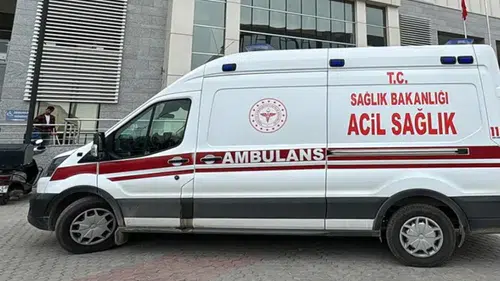 Yakıt tankeriyle çarpışan kamyonetteki 2 kişi yaralandı
