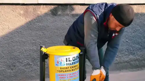 Konya'da ekmek çöpe değil, bayat ekmek kutusuna!