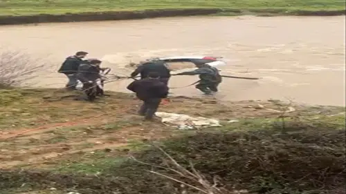 Otomobil dereye uçtu