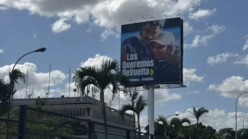 Venezuela'da Maduro ve eşi için "sizleri geri istiyoruz" afişleri asıldı