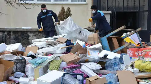 Evden 25 ton çöp çıktı