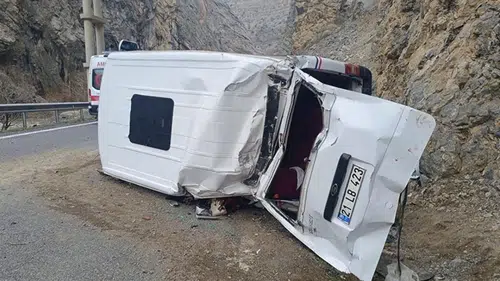 Minibüs takla attı: 1’i ağır 4 yaralı