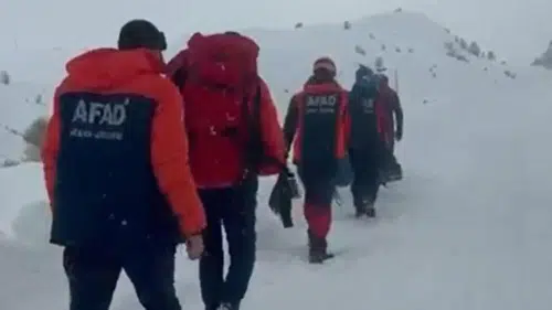 Verici istasyonundaki arızaya giden ekibin üzerine çığ düştü