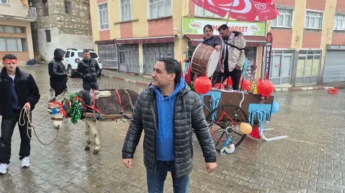 Beyşehir'de ramazan davulcuları süsledikleri eşek arabalarıyla bahşiş topladı