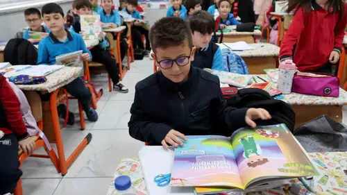 Sıfır Atık Günü’nde öğrencilere kitap seti hediyesi