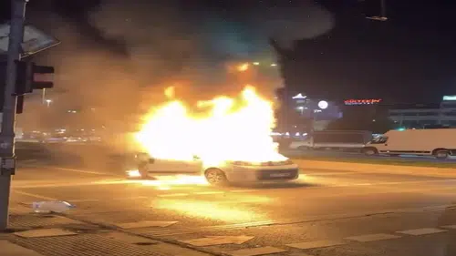 Seyir halindeki hafif ticari araç alev alev yandı