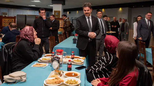 Rektör Yılmaz, öğrencilerle iftar yemeğinde bir araya geldi