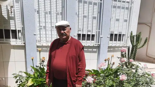 Mustafa Dinek dinleniyor