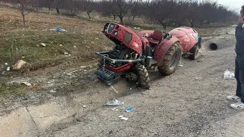 Traktör devrildi: 2 kişi yaralandı