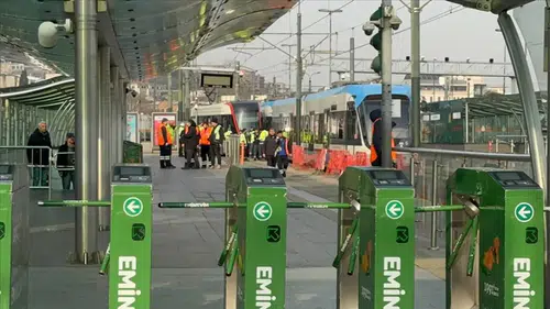 Raydan çıkan tramvay karşı yönden gelen tramvaya çarptı