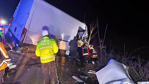 Kamyonet TIR’a arkadan çarptı: 2 ölü, 1 yaralı