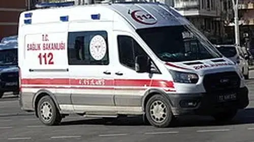 Devrilen kamyonetteki 2 kişi yaralandı