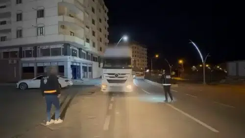 İran sınırından Türkiye'ye giren kaçak göçmenler, TIR'da yakalandı
