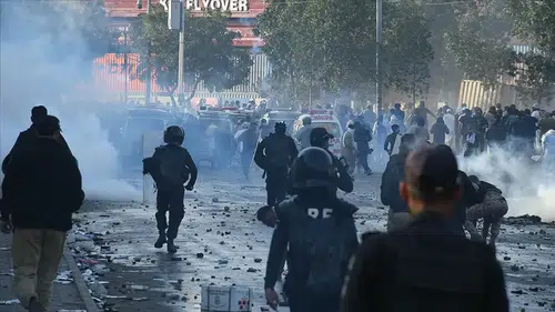 Pakistan'da, gösteriler nedeniyle sokağa çıkma yasağı ilan edildi