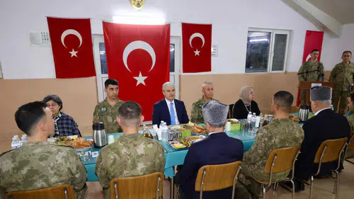 Vali İbrahim Akın, Mehmetçikler ve şehit aileleriyle iftarda buluştu
