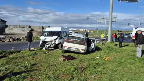 Öğrenci servisi ile otomobil çarpıştı