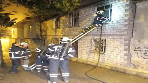 2 katlı evde yangın: 2 ölü