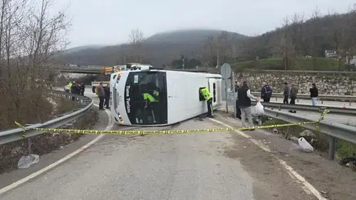 İşçi servis midibüsü devrildi: 1 ölü, 20 yaralı