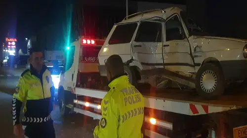 Kavşakta otomobil ile minibüs çarpıştı: 3 yaralı