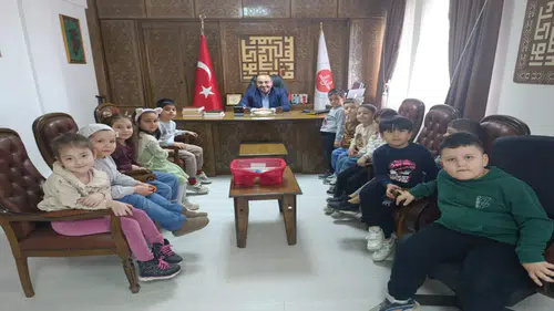 4-6 yaş kuran kursu öğrencileri kumbaralarındaki paraları TDV'ye bağışladı