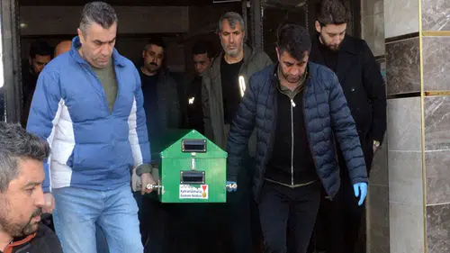 Tartıştığı babasının boğazını keserek öldürdü