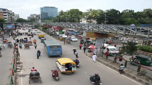 Bangladeş'te otobüs ile tren çarpıştı: 12 ölü, 26 yaralı