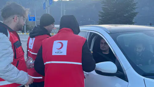 Türk Kızılay'ı yolda olan vatandaşlara iftarlık dağıtıyor