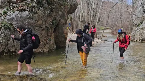 Konya'da zorlu parkuru aştılar! Adrenalin dolu doğa yürüyüşü!