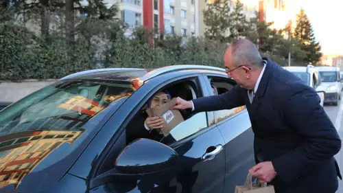 Başkan Kavuş’tan yolda kalanlara iftar ikramı