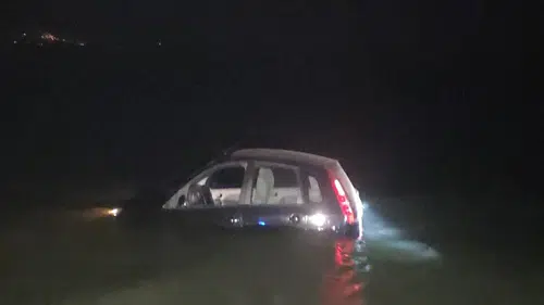 Otomobil göle düştü: 1 yaralı