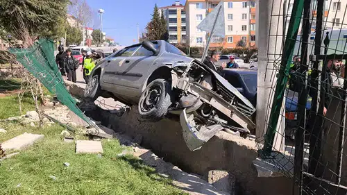 El freni çekilmeyen otomobil, dede ve torunlarını ezdi