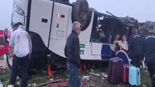 Adana'da yolcu otobüsü devrildi; çok sayıda yaralı var