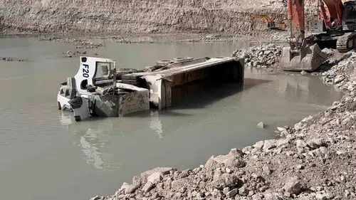 Devrilen hafriyat kamyonunun şoförü öldü