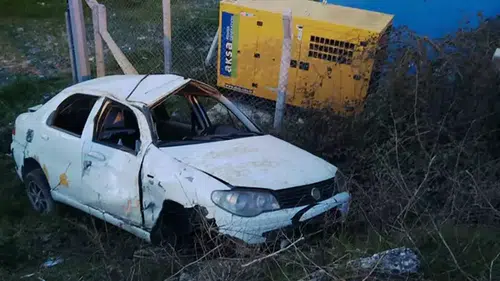 Otomobil dere yatağına devrildi