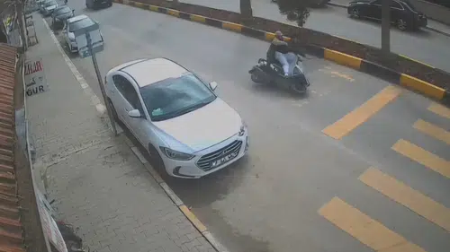 Devrilen motosikletteki 2 kişi yaralandı