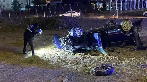 Otomobil, bariyerlere ve direğe çarpıp takla attı: 1 ölü