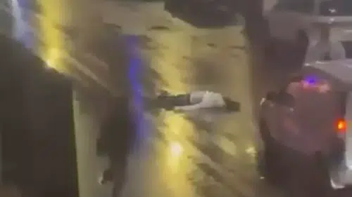 Cadde ortasında tekme ve yumruklarla darbedildi