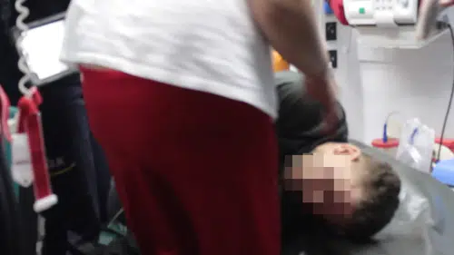 Annesinin, erkek arkadaşını bıçakladı