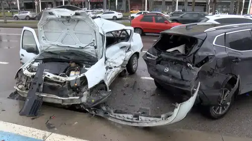 Otomobil park halindeki araca çarptı