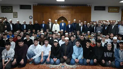 Bakan Çiftçi hafız adaylarıyla sahur sofrasında buluştu