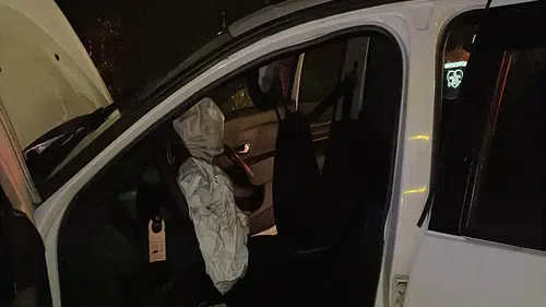 Otomobil bariyerlere çarptı: 3 yaralı