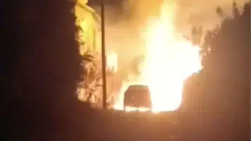 Park halindeki otomobil alev alev yandı