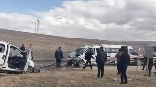 İki ticari araç kafa kafaya çarpıştı