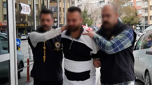 Babasını boğdu, cesediyle aynı evde kaldı