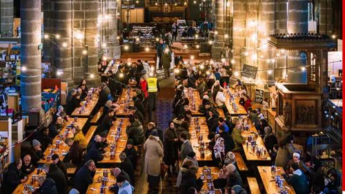 KİLİSEDE MUHTEŞEM İFTAR YEMEĞİ