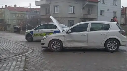 Otomobiller çarpıştı; aynı aileden 1’i çocuk 3 yaralı