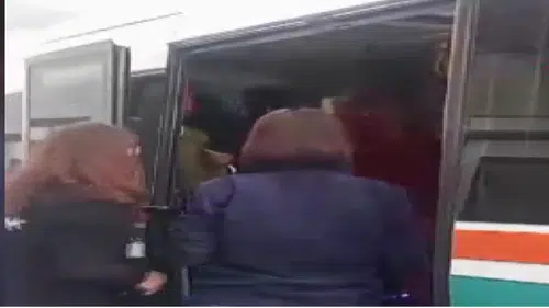 Şehir içi dolmuşta doğum yaptı