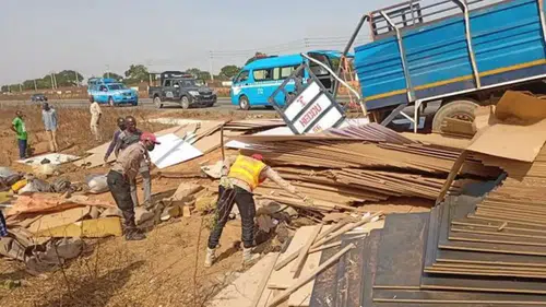 Nijerya'da yolcu taşıyan kamyon devrildi: 10 ölü