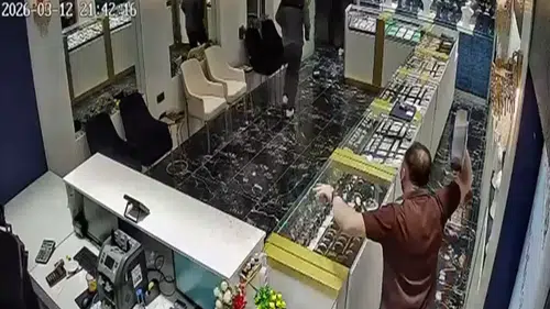 Konya'da kuyumcu, dükkanını soymaya çalışan maskeli şüphelilere çay kazanı fırlattı