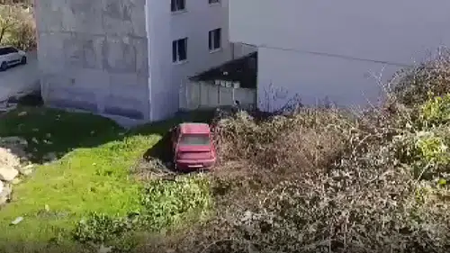 Otomobil şarampole uçtu; baba ile araçtan atlayan oğlu yaralandı